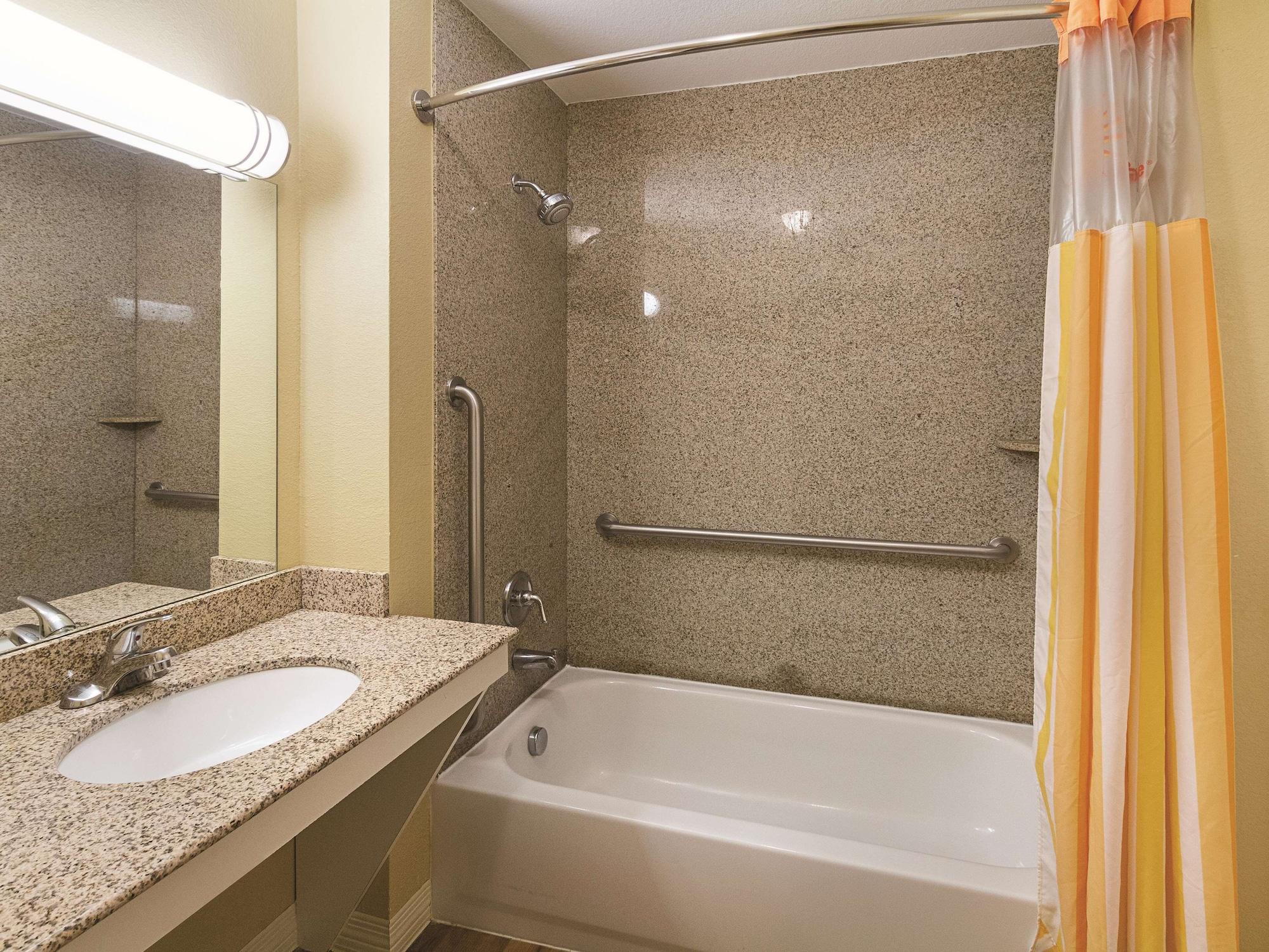מלון La Quinta By Wyndham וואקסהאצ'י מראה חיצוני תמונה